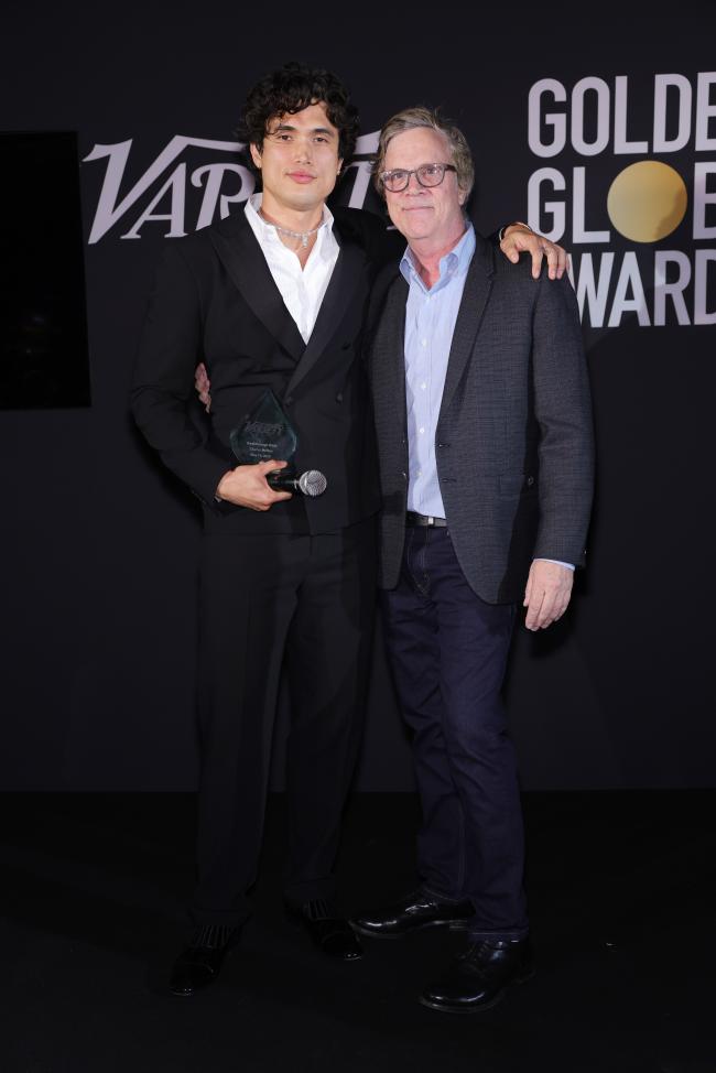 Charles Melton fue honrado por su director de “Mayo Diciembre”, Todd Haynes.