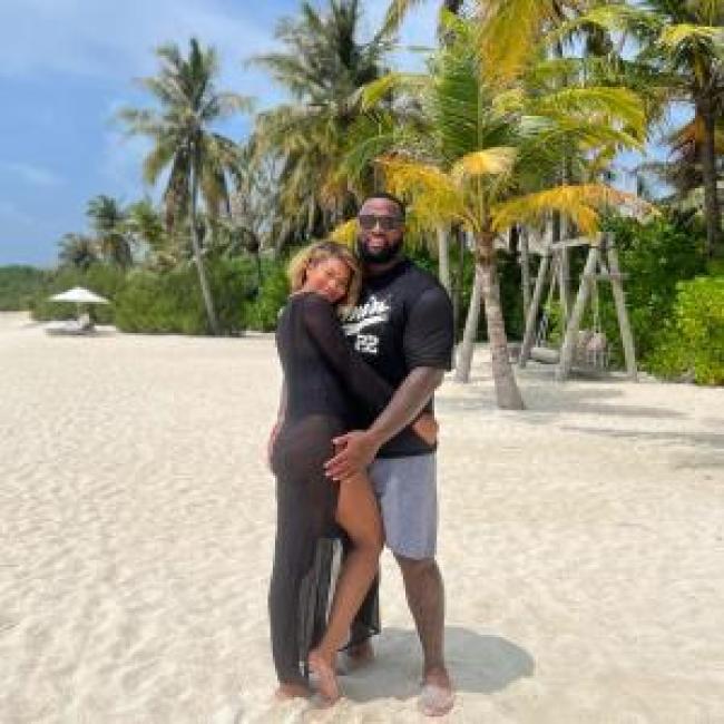 Chanel Iman se abraza con Davon Godchaux en la playa