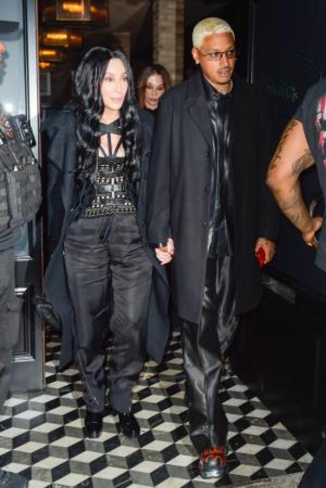 Cher y Alexander AE Edwards caminan juntos y tomados de la mano