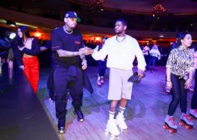 Chris Brown y Usher patinando.