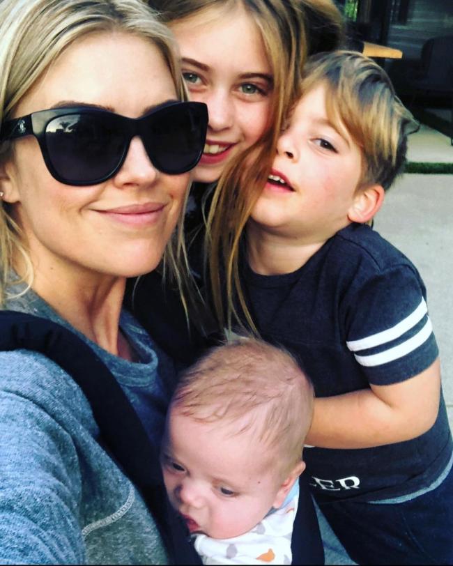 Christina Hall y sus hijos posan para una selfie