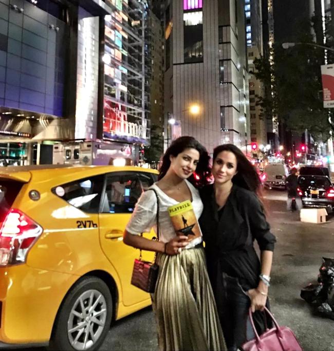 Priyanka Chopra y Meghan Markle tomándose una foto juntas en la ciudad de Nueva York.