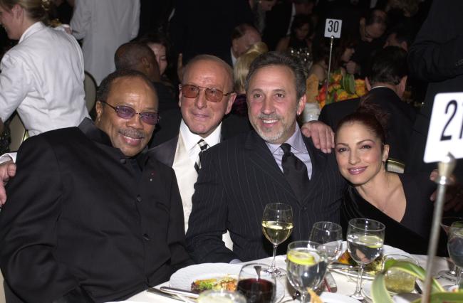 Davis con Quincy Jones y Emilio y Gloria Estefan.