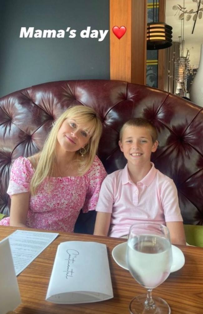 Reese Witherspoon en restaurante con su hijo Tennessee