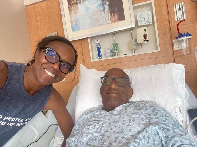 Deborah Roberts en el hospital sonriendo con su esposo Al Rocker.