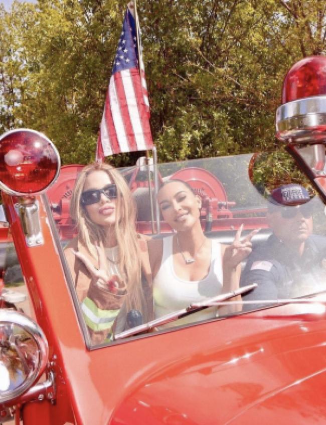 Khloé Kardashian y Kim dieron una vuelta en el antiguo camión de bomberos.