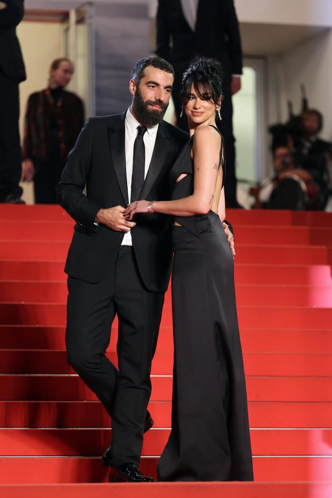 Dua Lipa hizo su debut en la alfombra roja con su novio Romain Gavras en el Festival de Cine de Cannes el viernes.