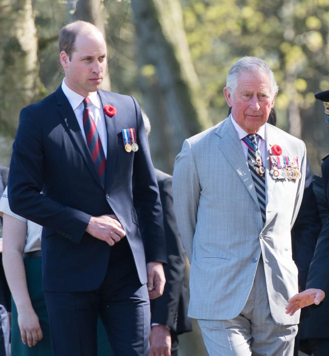 Los amigos del príncipe William y el rey Carlos III criticaron a Harry y Markle por su drama de paparazzi.