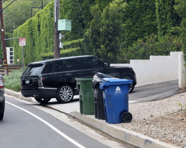 El auto de Kylie Jenner saliendo de la casa de Timothée Chalamet