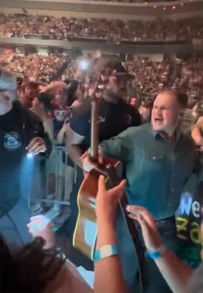 Zach Bryan echó a una fan de su concierto después de que ella intentara quitarle la guitarra.