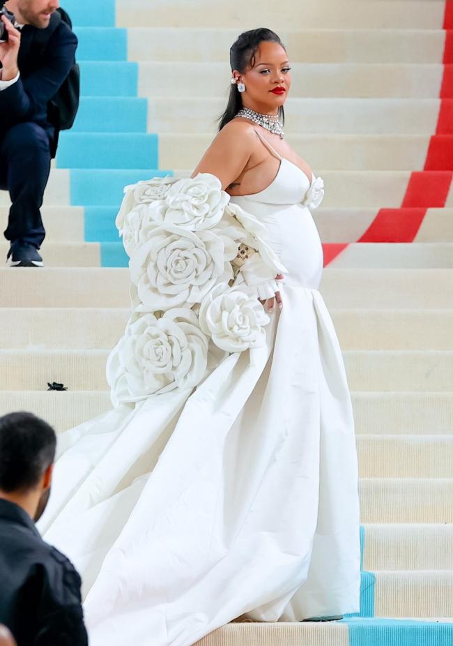 Usó un vestido que parecía un vestido de novia para la Met Gala 2023.