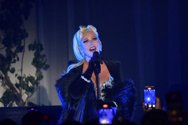 AmfAR siempre saca estrellas de megavatios, como en 2022 cuando actuó Christina Aguilera.