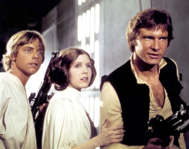 Carrie que se ve aqui en Star Wars Episodio IV esta siendo honrada postumamente por el Paseo de la Fama de Hollywood