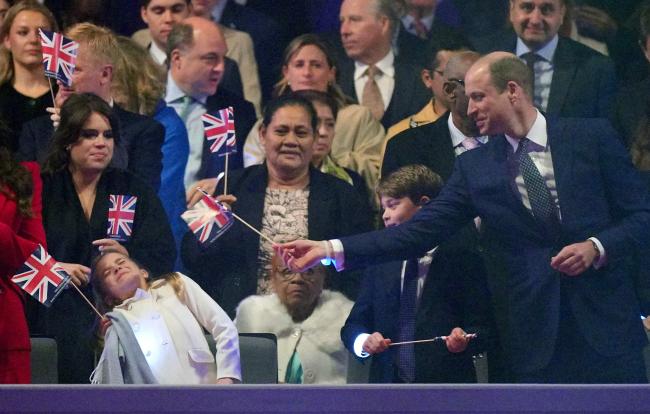 El príncipe William le dio a sus dos hijos mayores banderas para bailar.