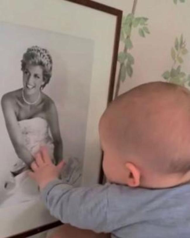 El príncipe Archie mirando una foto de la princesa Diana.