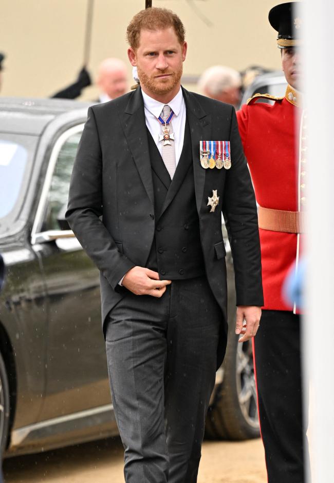 El príncipe Harry asistió solo a la coronación de su padre el sábado.