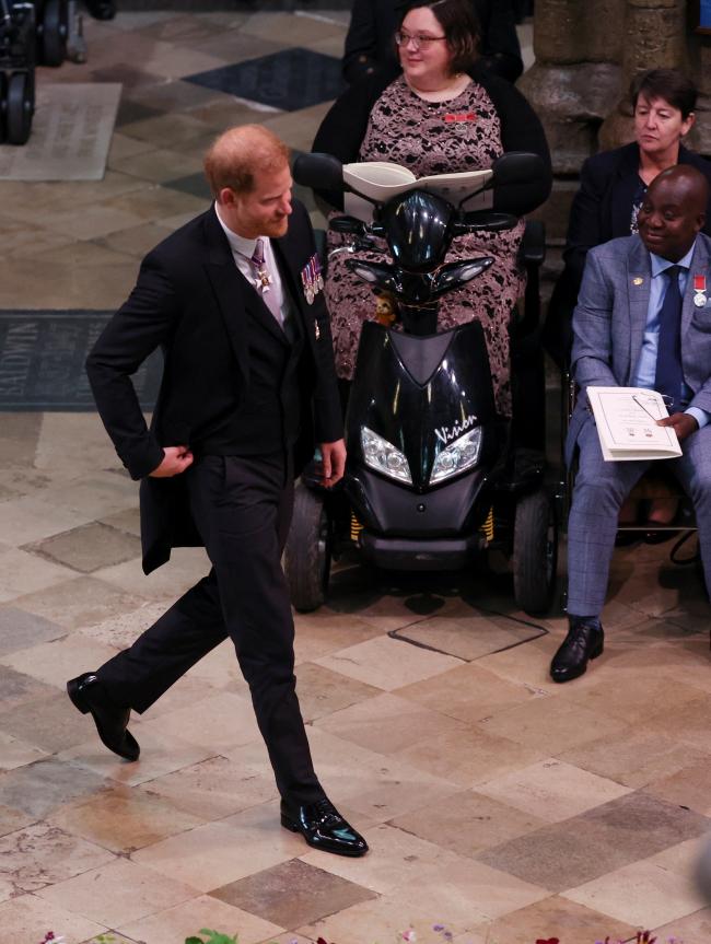 El príncipe Harry caminó solo hasta su asiento en la coronación de su padre, el rey Carlos III, el sábado.