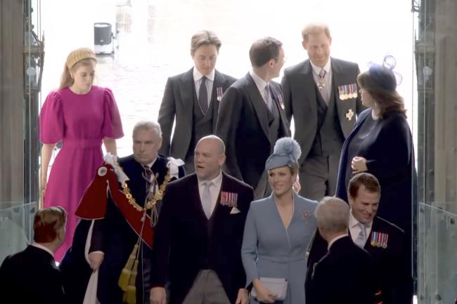Harry llegó a la coronación con sus primas, la princesa Eugenia y la princesa Beatriz.