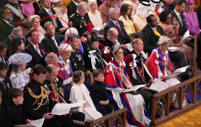 El príncipe Harry fue desairado con un asiento en la tercera fila en la coronación del padre, el rey Carlos III.
