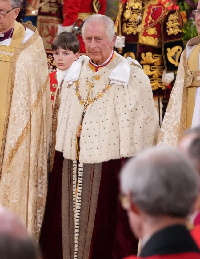 Observó cómo su padre, el rey Carlos III, era coronado rey oficialmente.