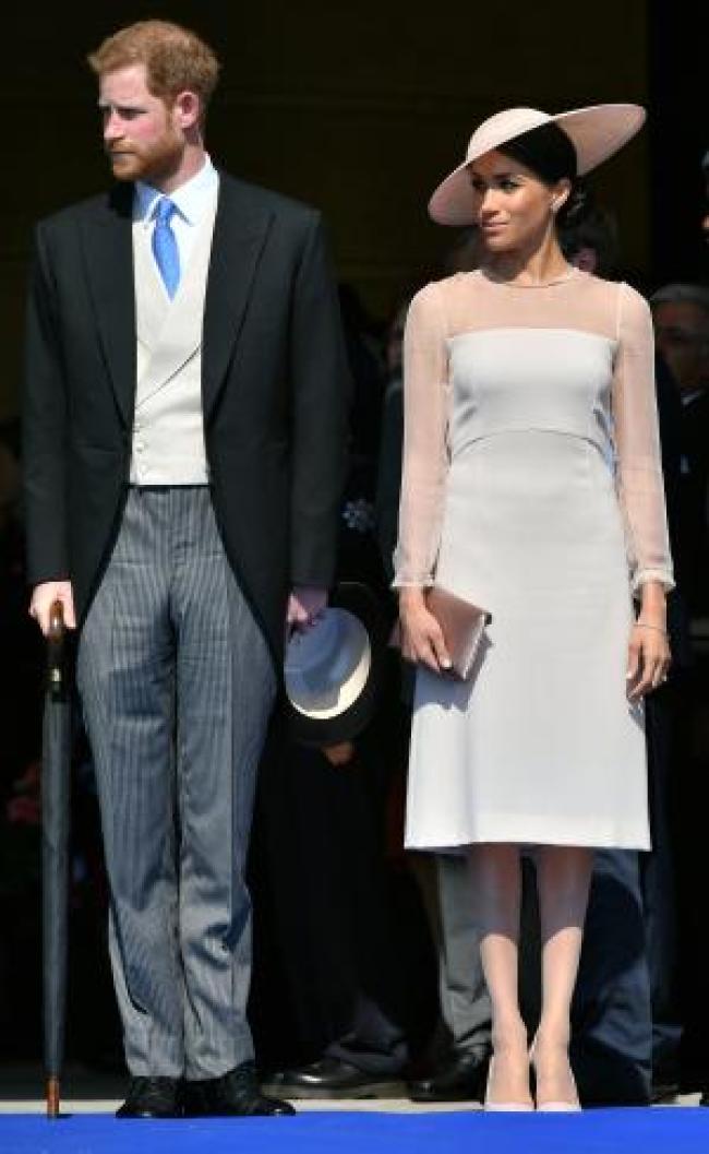 El principe Harry y Meghan Markle de pie juntos