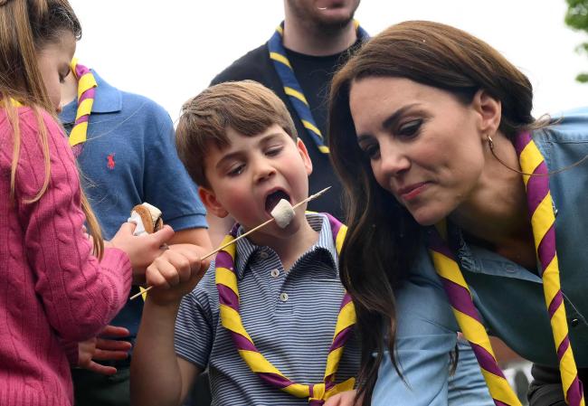 El príncipe Louis come malvaviscos con la princesa Charlotte y Kate Middleton