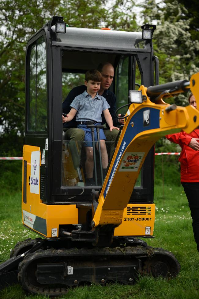 El niño de 5 años también operaba maquinaria pesada con su padre, el príncipe William.