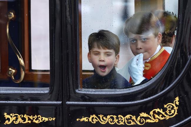 Se sentó con los hermanos Prince George y Princess Charlotte.