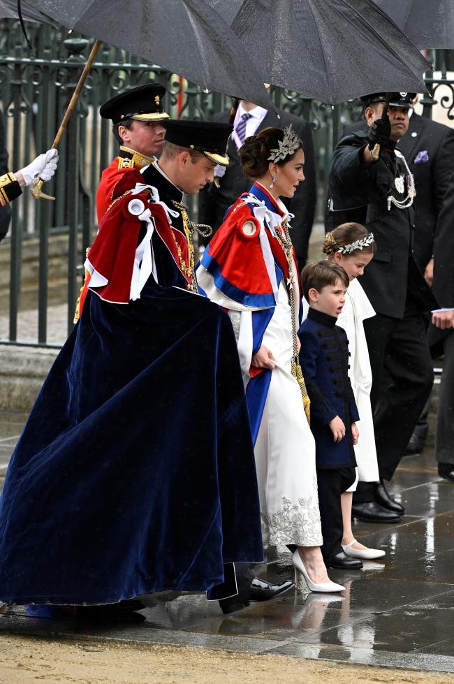 El príncipe William y Kate Middleton llegaron a la coronación del rey Carlos III con los niños Charlotte y Louis.