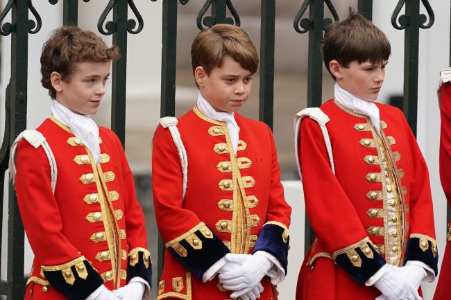El príncipe George se mantuvo al frente de su familia con otros miembros de las páginas de honor del rey.