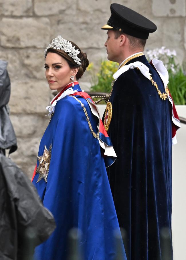 Middleton vestía una túnica y un manto formales, que cubrían su vestido color crema de Alexander McQueen.