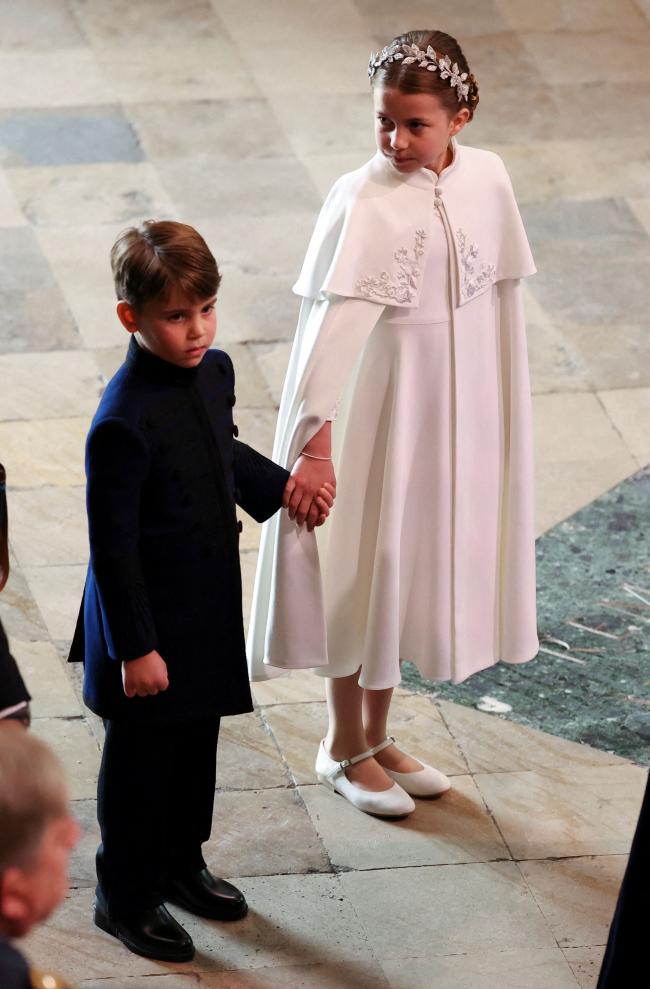 Sostuvo la mano de su hermana cuando entró en la Abadía de Westminster.