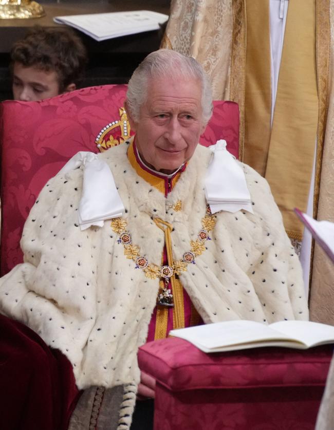 También rompió la tradición al optar por usar una túnica utilizada anteriormente en la coronación de su abuelo.