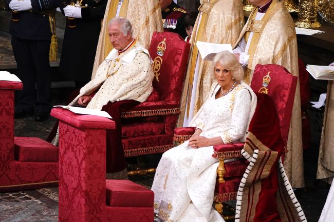 Camilla también usó la túnica de la reina Isabel.