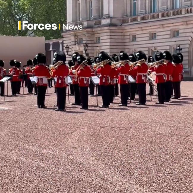 La canción fue interpretada por la Band of the Welsh Guards durante la ceremonia del cambio de guardia.