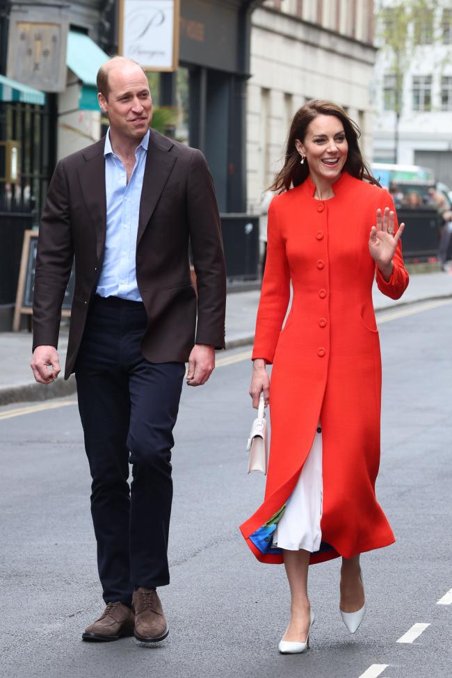 El Príncipe William y la Princesa de Gales saludan a los lugareños mientras visitan el barrio Soho de Londres.
