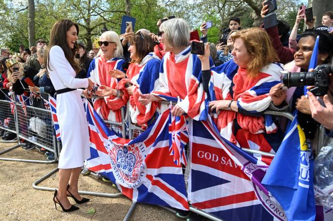 Middleton saluda a los simpatizantes durante un paseo frente al Palacio de Buckingham.
