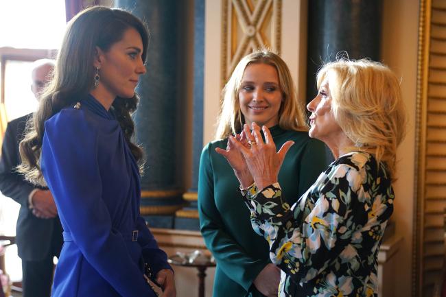 La princesa conversa con la primera dama Jill Biden y su nieta, Finnegan, durante una recepción previa a la coronación en el Palacio de Buckingham.