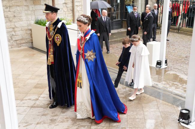 La Princesa de Gales llega a la ceremonia de coronación del Rey Carlos III junto al Príncipe William, la Princesa Charlotte y el Príncipe Louis.