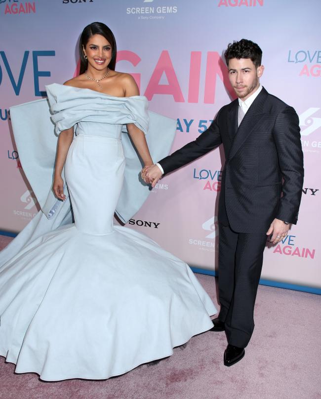 Priyanka Chopra tuvo que mantener la distancia con su esposo Nick Jonas en la alfombra roja de Love Again