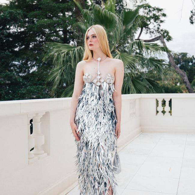 Su vestido de fiesta contrastaba con el exuberante entorno de Cannes.