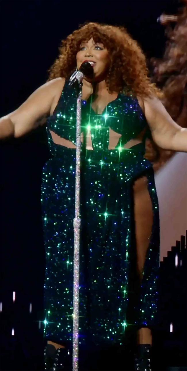 Lizzo honró a la fallecida Tina Turner durante su actuación el miércoles por la noche.