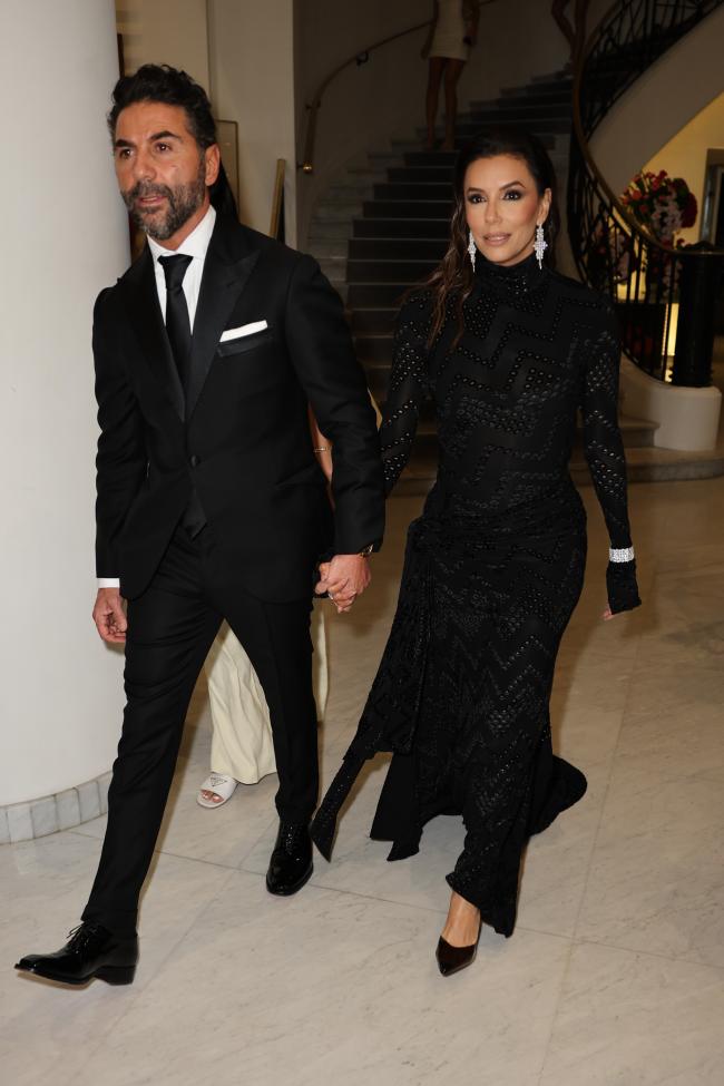 Longoria, fotografiada con su esposo José Bastón, lució un look negro de Victoria Beckham anoche.