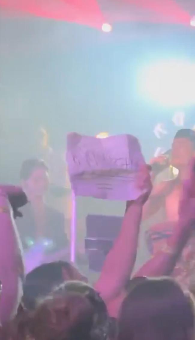 Durante el concierto del lunes por la noche de Tom Sandoval, una mujer levantó un cartel que decía 