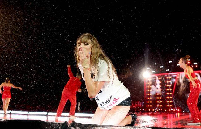 Swift actuó durante horas bajo la lluvia torrencial en Nashville.