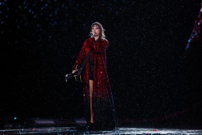 Swift ha tenido una buena cantidad de actuaciones lluviosas a lo largo de los años.