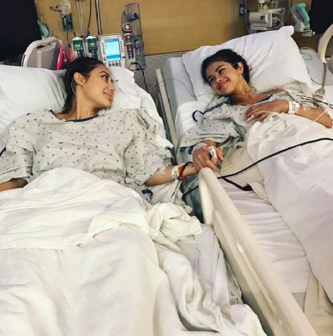 Raísa le donó un riñón a Gómez en 2017 en medio de la continua batalla de la cantante contra el lupus.