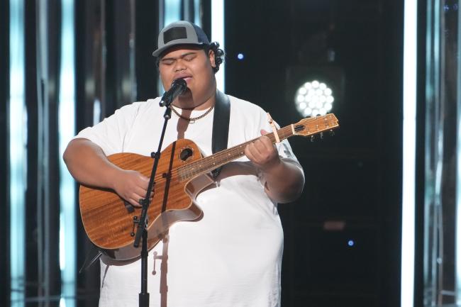 Tongi hizo historia como el primer hawaiano en ganar “American Idol” en los 21 años de historia del programa.