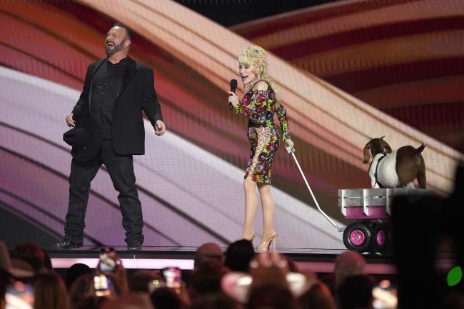 El 11 de mayo, Dolly Parton bromeó sobre tener un trío con Brooks y su esposa durante la 58ª edición de los Premios de la Academia de Música Country.