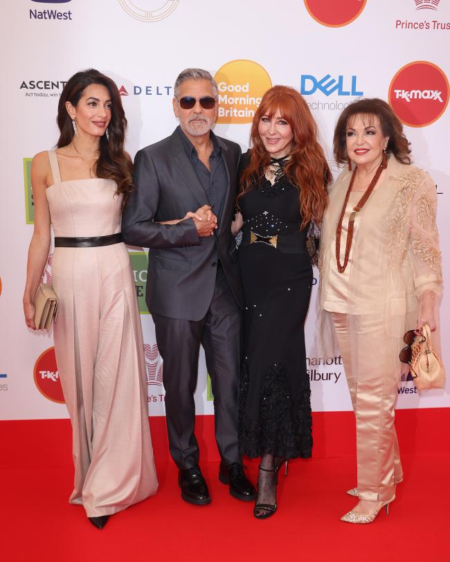 La madre de Amal, Baria Alamuddin, y la famosa maquilladora Charlotte Tilbury se unieron a las dos para una foto.